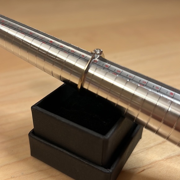 🔥Genuine .12tdw 10KT White Gold Diamond Ring size 8 - Picture 7 of 14